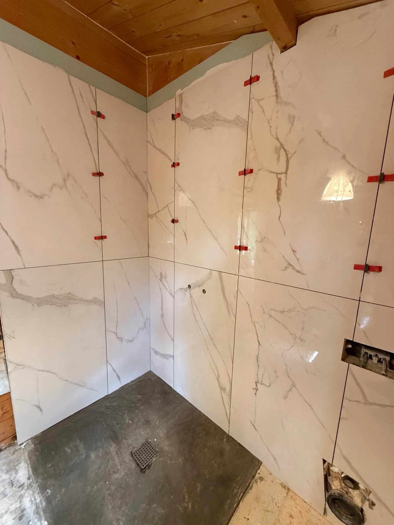 Bathroom with marble-effect tiling