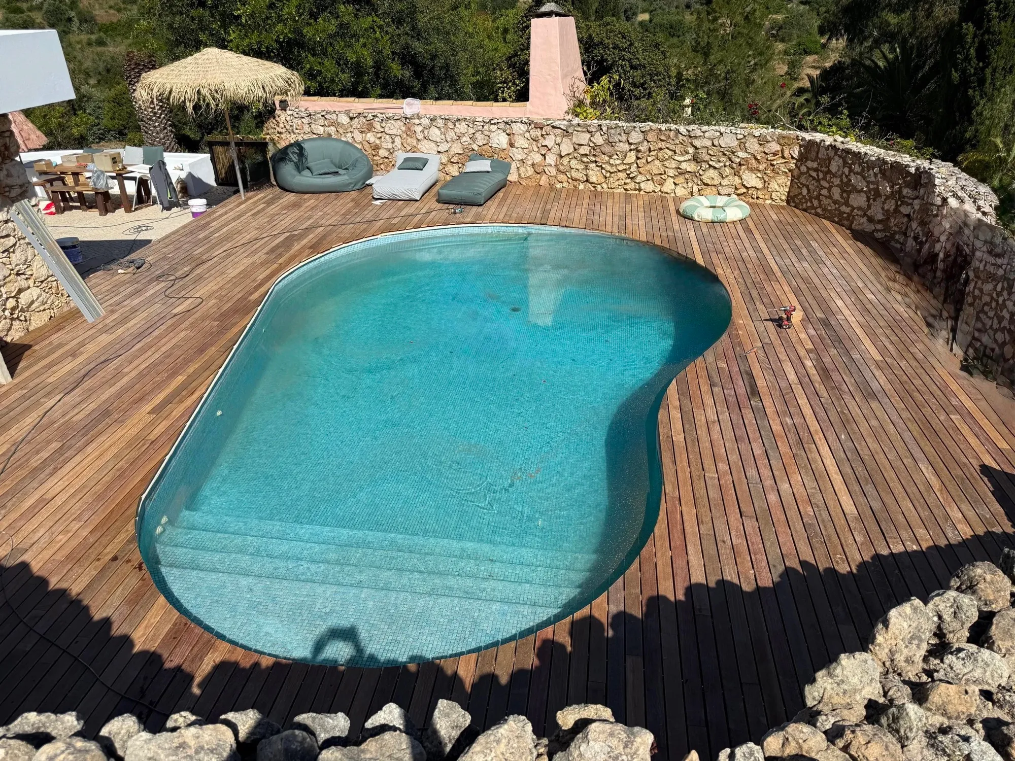 Timber deck around a swimming pool, built by Inserconstrói